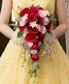 赤とピンクのキャスケードブーケ　アーティフィシャルフラワー　ブートニア付き　造花