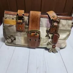 パッチワークとシグネチャー柄が特徴的　COACH　ヴィンテージハンドバッグ