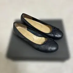 あしながおじさん　黒レザー バレリーナパンプス リボン付き