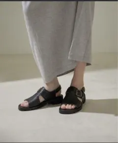 シーズンオフ割引】トゥティエ サンダル ブラック240 - メルカリ