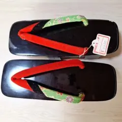 黒い木製の伝統的な下駄