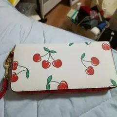 COACH 三つ折り財布 チェリー柄 ホワイト - メルカリ