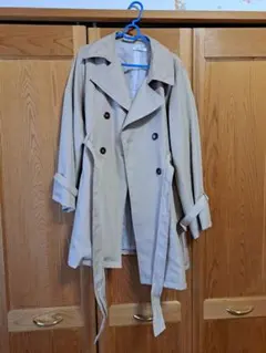 ベージュ ダブルブレスト トレンチコート