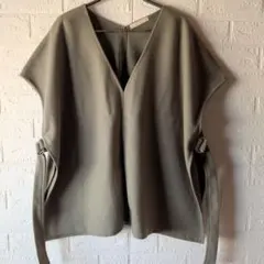 JUST COLLECTION　ベスト　Vネック　カーキ　FREE
