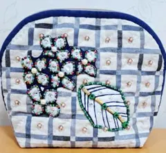 ハンドメイド　ビーズ装飾のチェック柄ポーチ