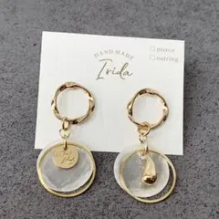 NO.72 ホワイトシェルとドロップのツイストフープピアス