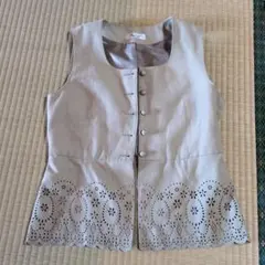 a.v.v 刺繍ノースリーブベスト ベージュ