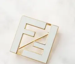 2026年最新】fendi フェンディ ブローチの人気アイテム - メルカリ