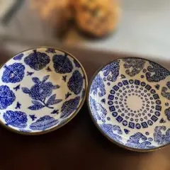 有田焼　青い花柄と幾何学模様の皿　どちらか