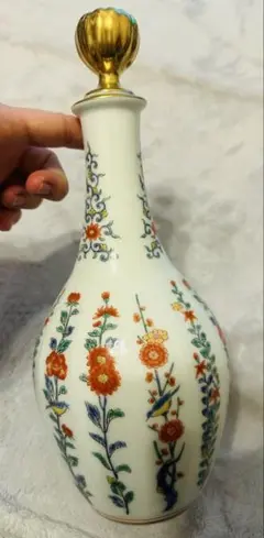 大倉陶園の赤い花柄の陶器花瓶(金彩赤花画) 大倉陶園】大花瓶 金彩と赤い花 - メルカリ