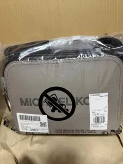 未開封・完全未使用！MICHAEL KORS エンボスロゴ クロスボディ - メルカリ