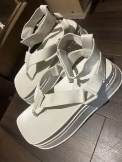 CHARLES & KEITH 厚底トングサンダル ホワイトのサムネイル