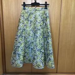 ストロベリーフィールズ　レース花柄フレアロングスカート