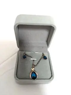 青いクリスタルのネックレスとイヤリングセット