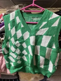 緑と白のチェック柄ニットベスト