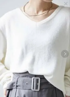 TRIANGLE PALETTE Vネックニットプルオーバー