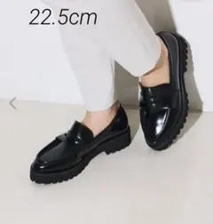 【美品】オゥバニスター エナメル 厚底コインローファー ブラック 22.5のサムネイル