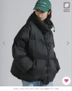 フード付き ブラック ダウンジャケット