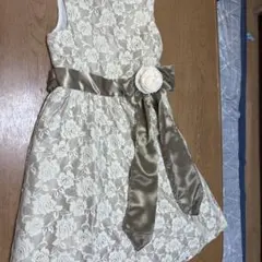 レースドレス 花の装飾付き クリーム色
