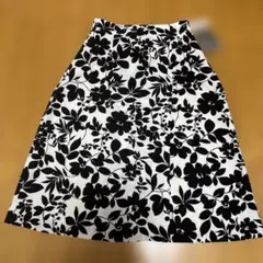 ナチュラルビューティベーシック　モノトーン 花柄 スカートのサムネイル