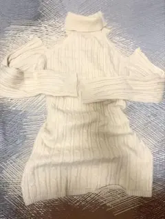 クリーム色 オフショルダー タートルネックセーター