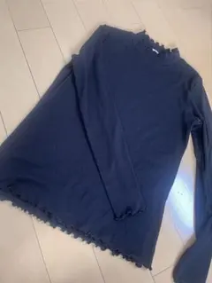 フリル付き黒長袖トップス