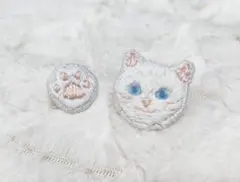 白猫と肉球の刺繍ピアス　ハンドメイド