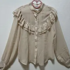 ベージュ×フリル付きシャツ