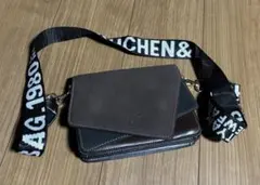 人気デザイン！幅広ロゴストラップ付 2層式ショルダーバッグ/ミニバッグ