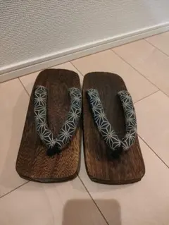 伝統的な木製下駄 花柄鼻緒付き