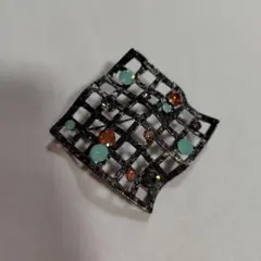 カラフルストーンの格子状ブローチ