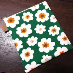 ブックポーチ　お花（グリーン）　ファスナーポーチ　四六判対応　縦型ポーチ