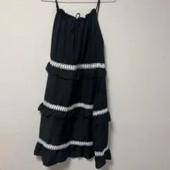 フリル付き黒ワンピース