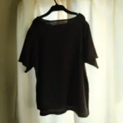 黒い半袖シャツ