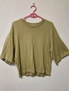 UNIQLO カーキ Tシャツ