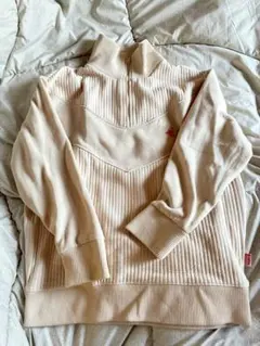 ベージュ ハイネック トレーナー
