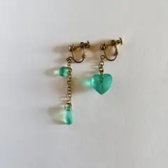 エメラルドグリーン　ハート型イヤリング/ピアス