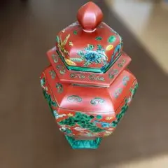 九谷焼 大吉 蓋付飾り壺 六角沈香壺 朱地五彩松鳥図 特大 古美術 九谷焼 大吉 蓋付飾り壺 六角沈香壺 朱地五彩松鳥図 特大 古美術