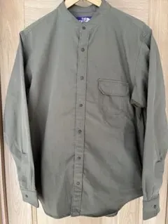 オリーブ色 ボタンアップシャツ