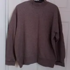 UNIQLOブラウン ハイネック トレーナー