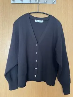 黒いVネック長袖カーディガン