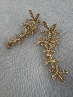 ゴールド 花形 ロングピアス ストーン付き　キラキラ