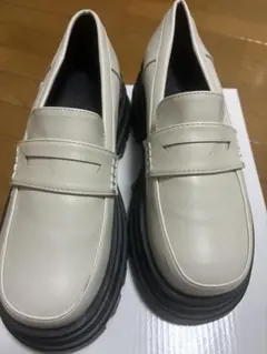 厚底ローファー ホワイト ブラック　アベイルのサムネイル