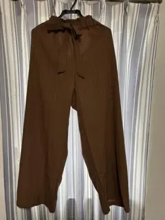 ブラウン サビ色のプリーツパンツ