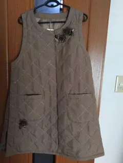 キルティングエプロン　撥水加工　　お花のモチーフ付き　タグあり