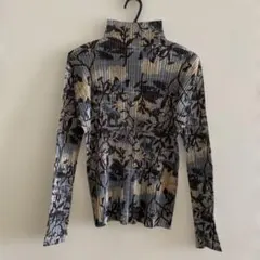 PLEATS PLEASE ハイネック 長袖カットソー　総柄　 恐竜のサムネイル