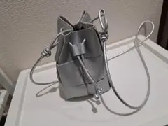 シルバー 巾着型ショルダーバッグ