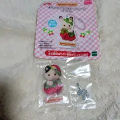 シルバニアアクリルキーチェーン いちご「チャコールネコの赤ちゃん」