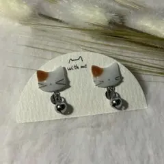 with me 白茶猫のイヤリング (鈴付き)