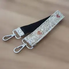 インド刺繍リボン　ハンドストラップ　ストラップ ホワイト　苺　ブラック　シルバー